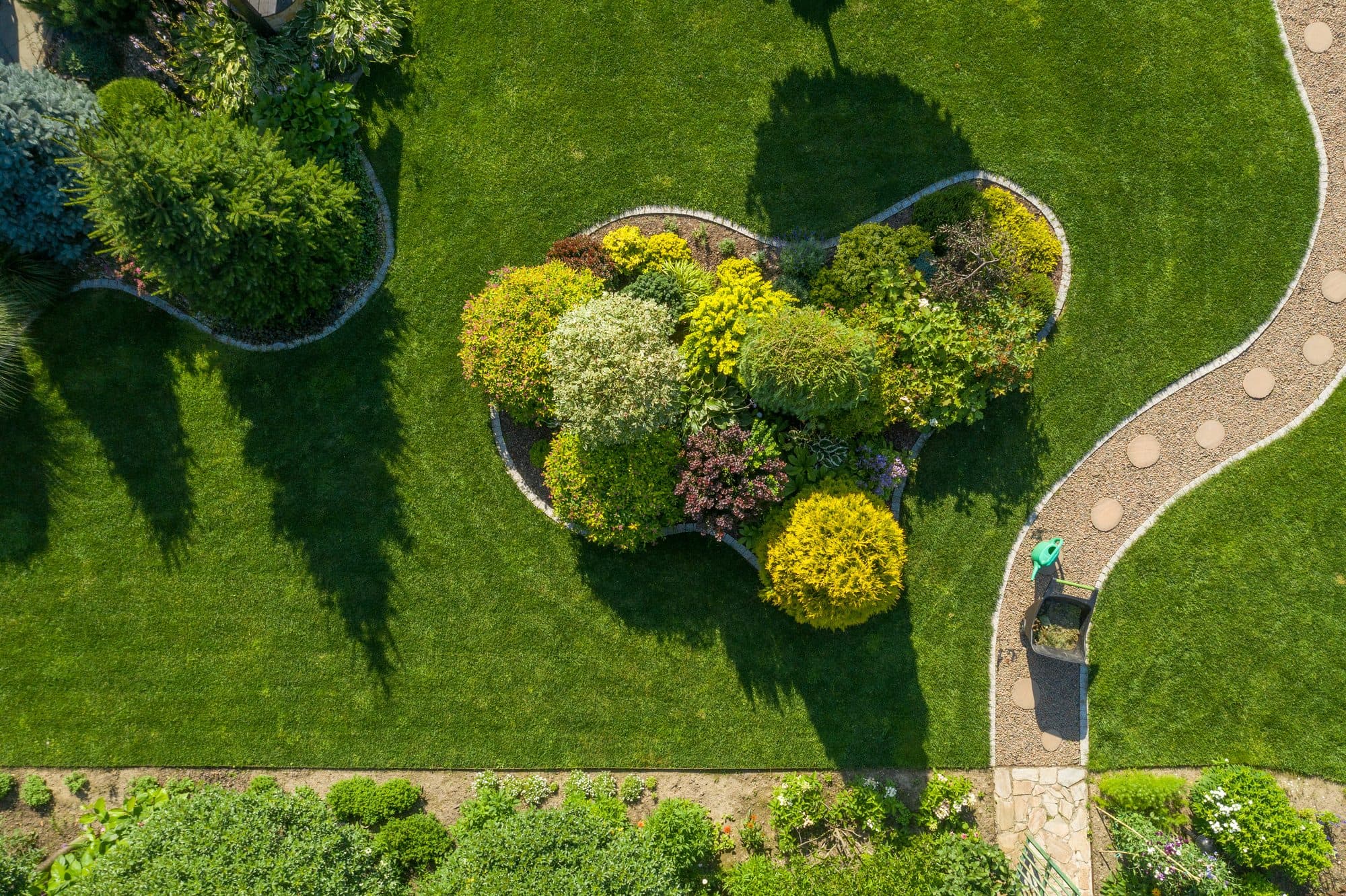Hovenier aan het werk in een Brabantse tuin