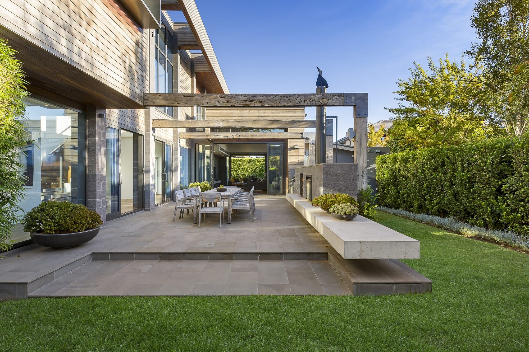 Moderne tuin met veranda en buitenhaard in Brabant
