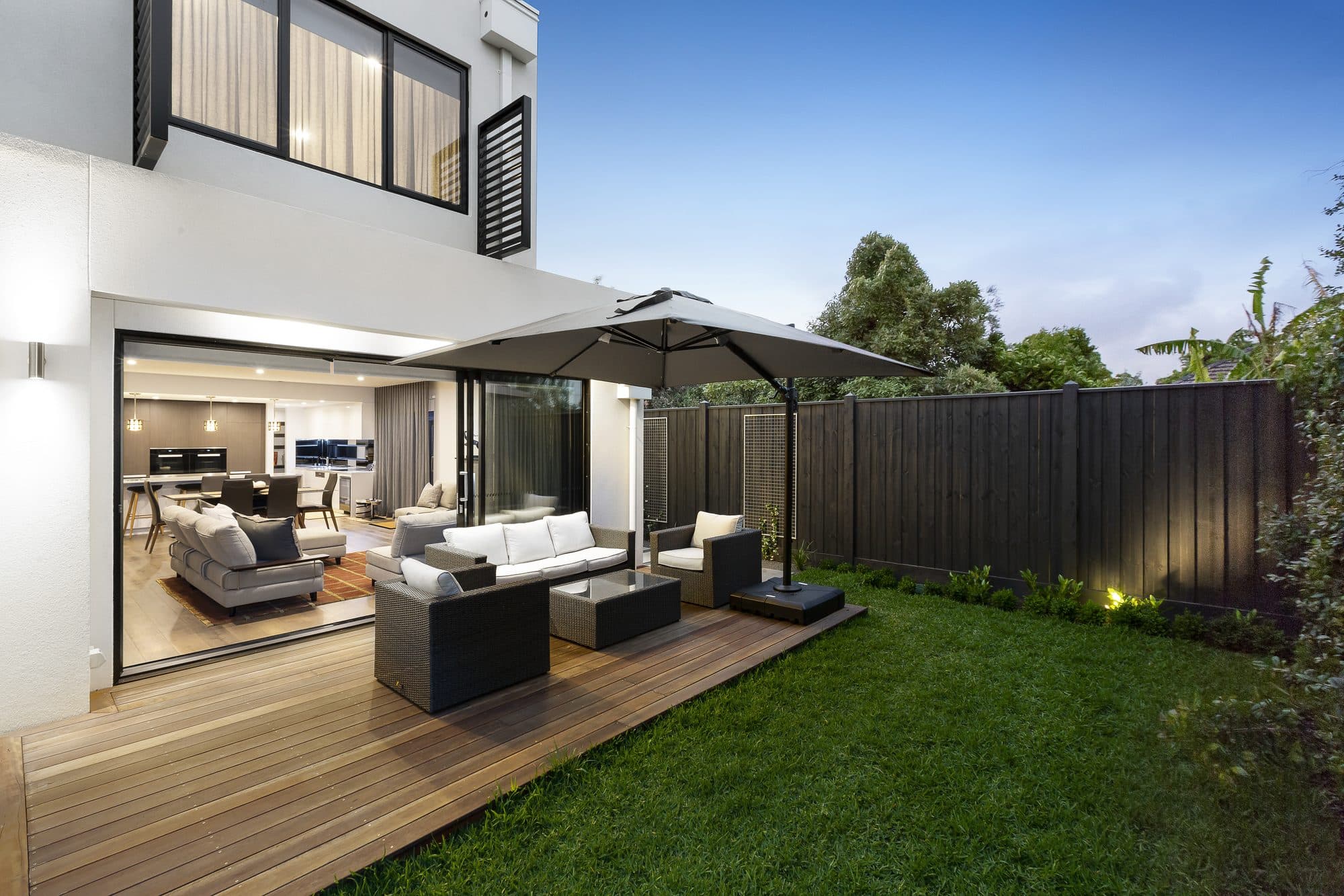 Veranda met moderne meubels in Breda Princenhage