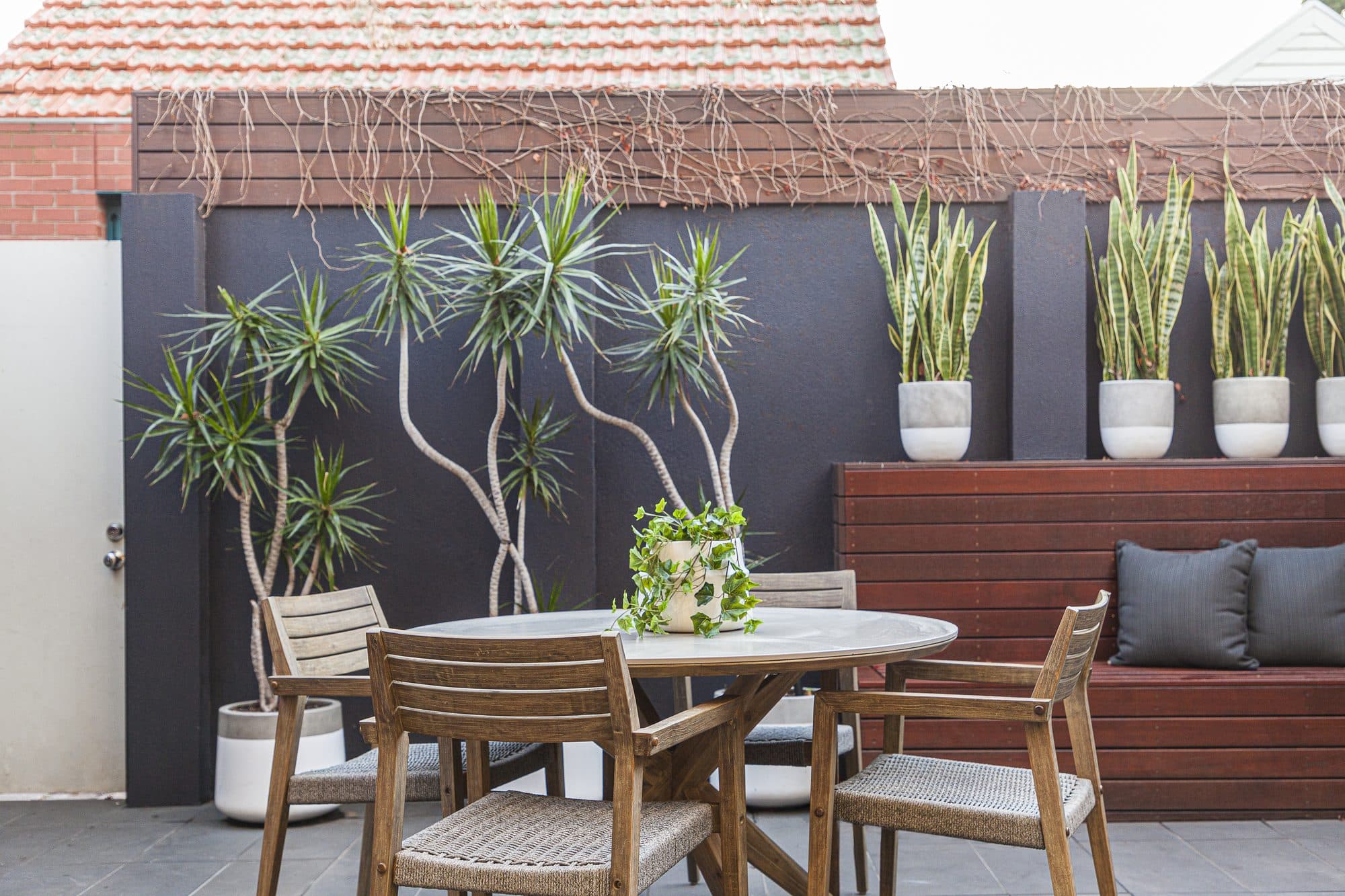 Terras met tafel in een Brabantse tuin