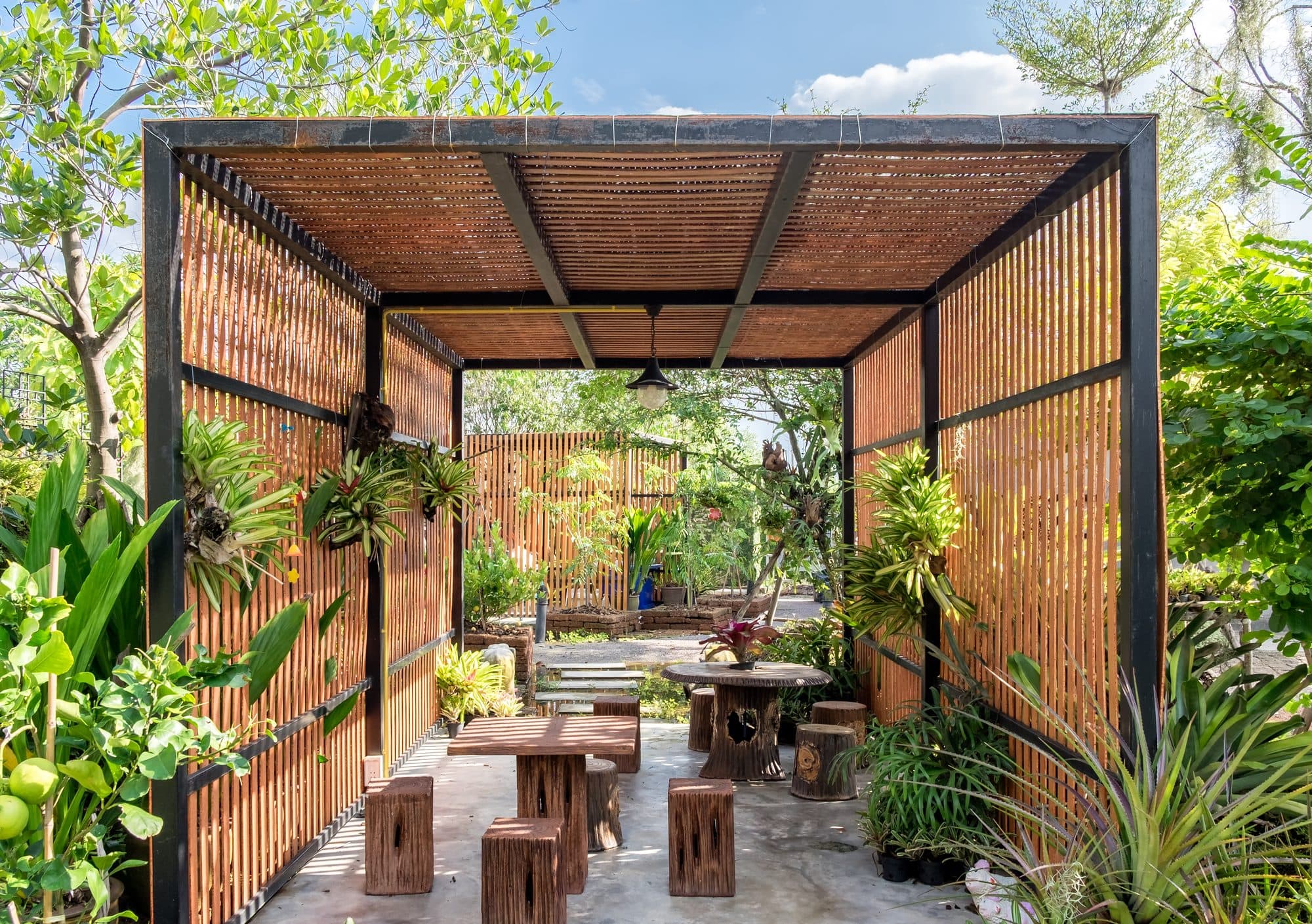 Tuin met houten structuren in Brabant